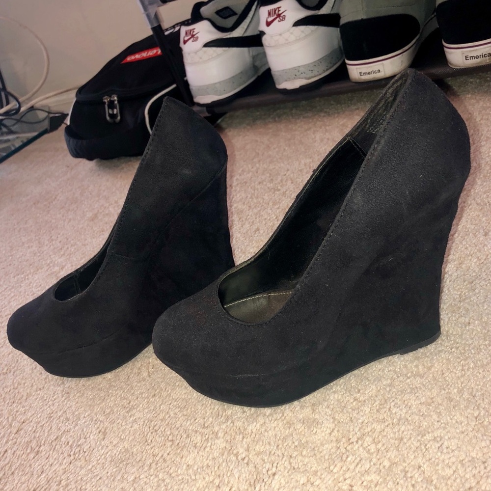 Women’s black pumps. Size 8.